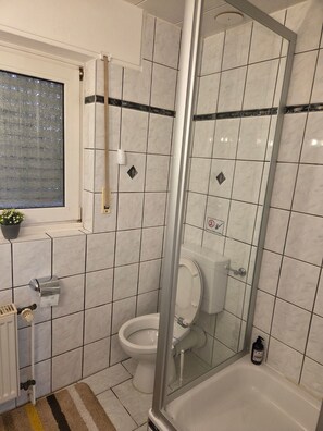 Shower, hair dryer, towels - Apartment 'Souterrain-Wohnung in Oberzissen' with Shared Pool, Shared Garden and Wi-Fi (Oberzissen)