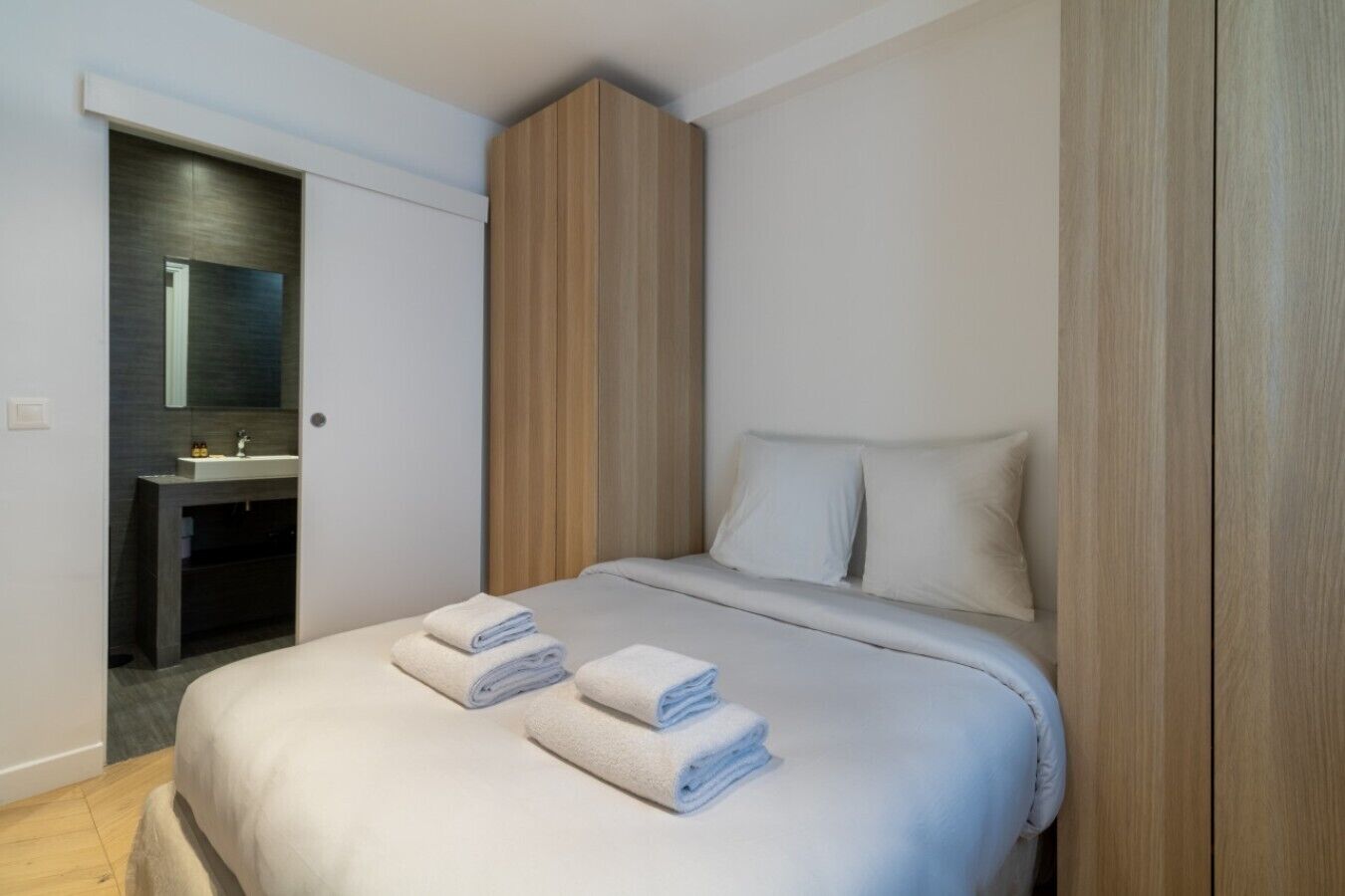 Iron/ironing board, travel cot, WiFi, bed sheets