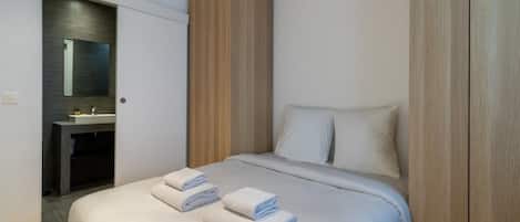 Iron/ironing board, travel cot, WiFi, bed sheets