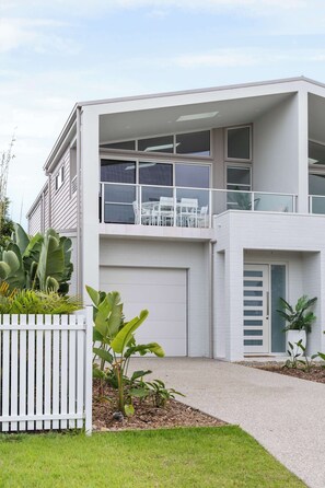 A modern two-story house with a balcony, a garage, and a well-maintained garden. - Kaze South in Vincentia (Vincentia)