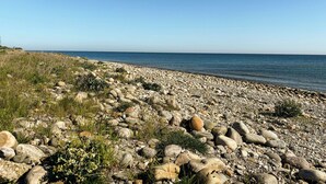 A rocky beach with a clear view of the sea. - Creative summer house 200 metres from beach (Sjællands Odde)