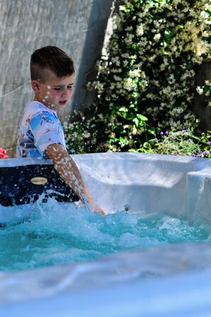 Outdoor spa tub - Extraordinary Beach house Becir (apartment 1) (Molunat)