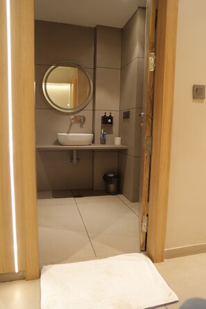 Luxury Room, Garden View | Bathroom | Shower, towels, soap, shampoo - SAI KRIHSNA HILL VIEW RESORT (Narmadapuram)