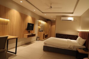 Meja, ruang kerja komputer riba, Wi-fi percuma, cadar katil 