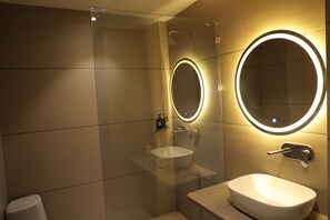Luxury Room, Garden View | Bathroom | Shower, towels, soap, shampoo - SAI KRIHSNA HILL VIEW RESORT (Narmadapuram)