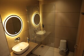 Deluxe Room, Hill View | Bathroom | Shower, towels, soap, shampoo - SAI KRIHSNA HILL VIEW RESORT (Narmadapuram)