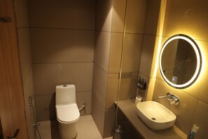 Shower, towels, soap, shampoo - SAI KRIHSNA HILL VIEW RESORT (Narmadapuram)