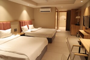 Desk, laptop workspace, free WiFi, bed sheets - SAI KRIHSNA HILL VIEW RESORT (Narmadapuram)