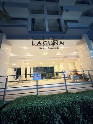A building with a sign reading 'LA GUNA Beach Resort II' and a 'NO PARKING' sign. - Lagoona Beach Resort 2 Pattaya (Muang Pattaya)
