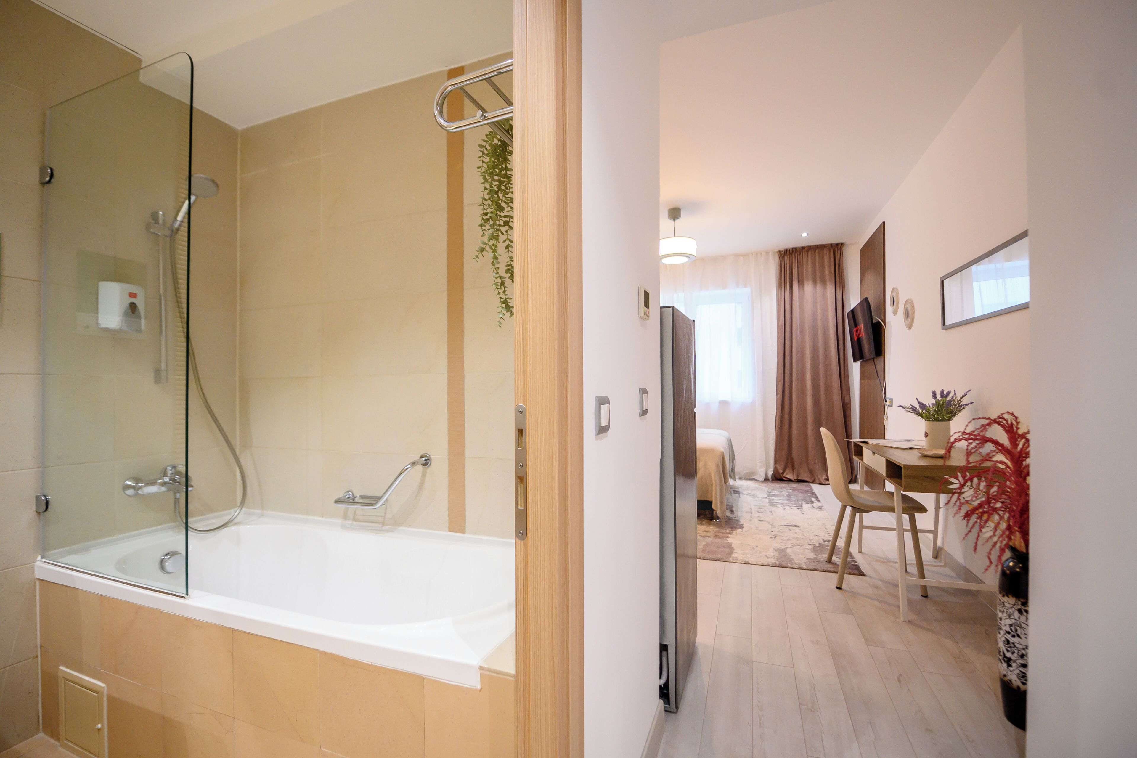 Comfort Studio, 1 Double Bed, Non Smoking | Bathroom | Separate tub and shower, free toiletries, hair dryer, towels