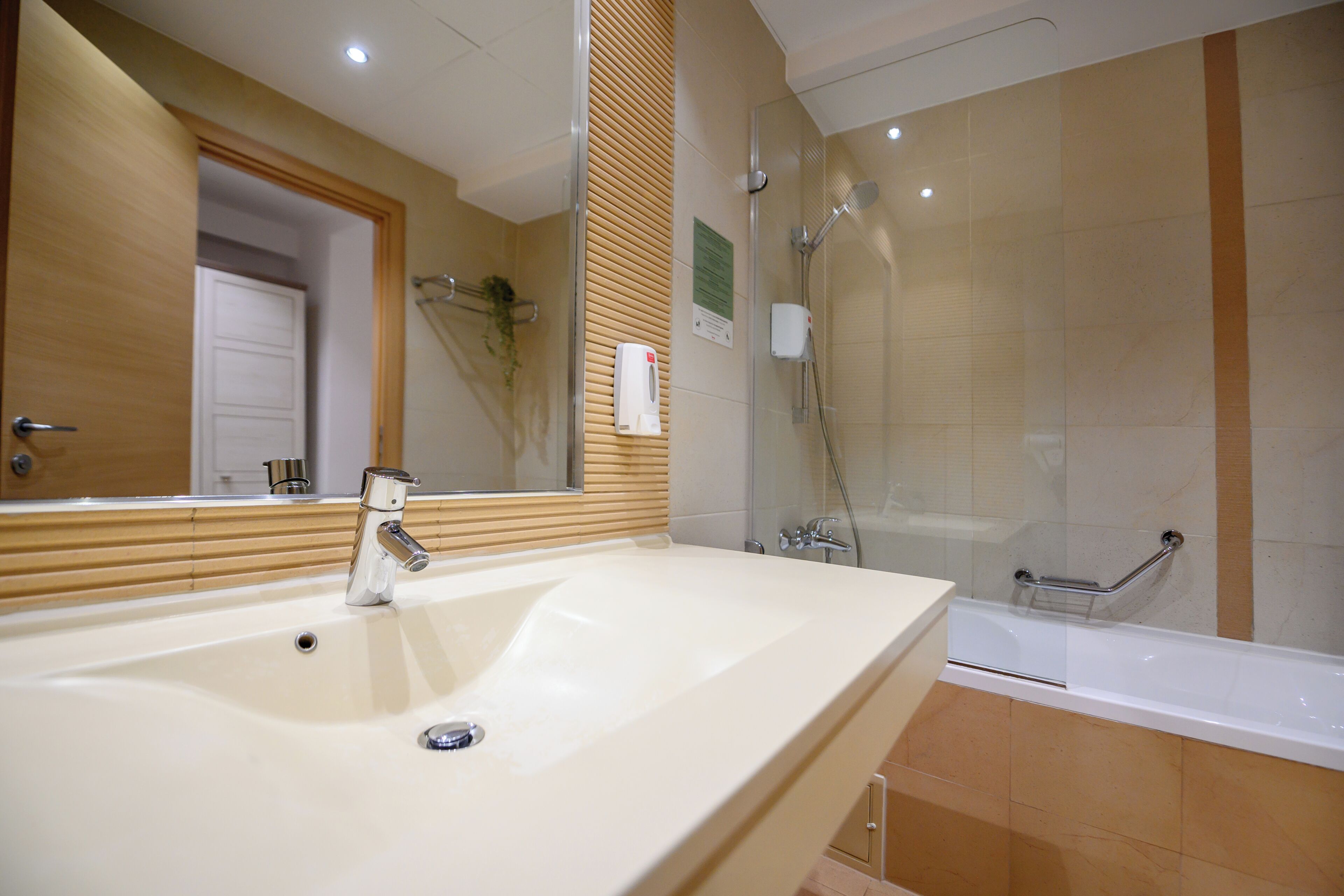 Studio Confort, 1 lit double, non-fumeurs | Salle de bain | Baignoire et douche séparées, articles de toilette gratuits