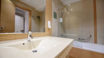 Studio Confort, 1 lit double, non-fumeurs | Salle de bain | Baignoire et douche séparées, articles de toilette gratuits