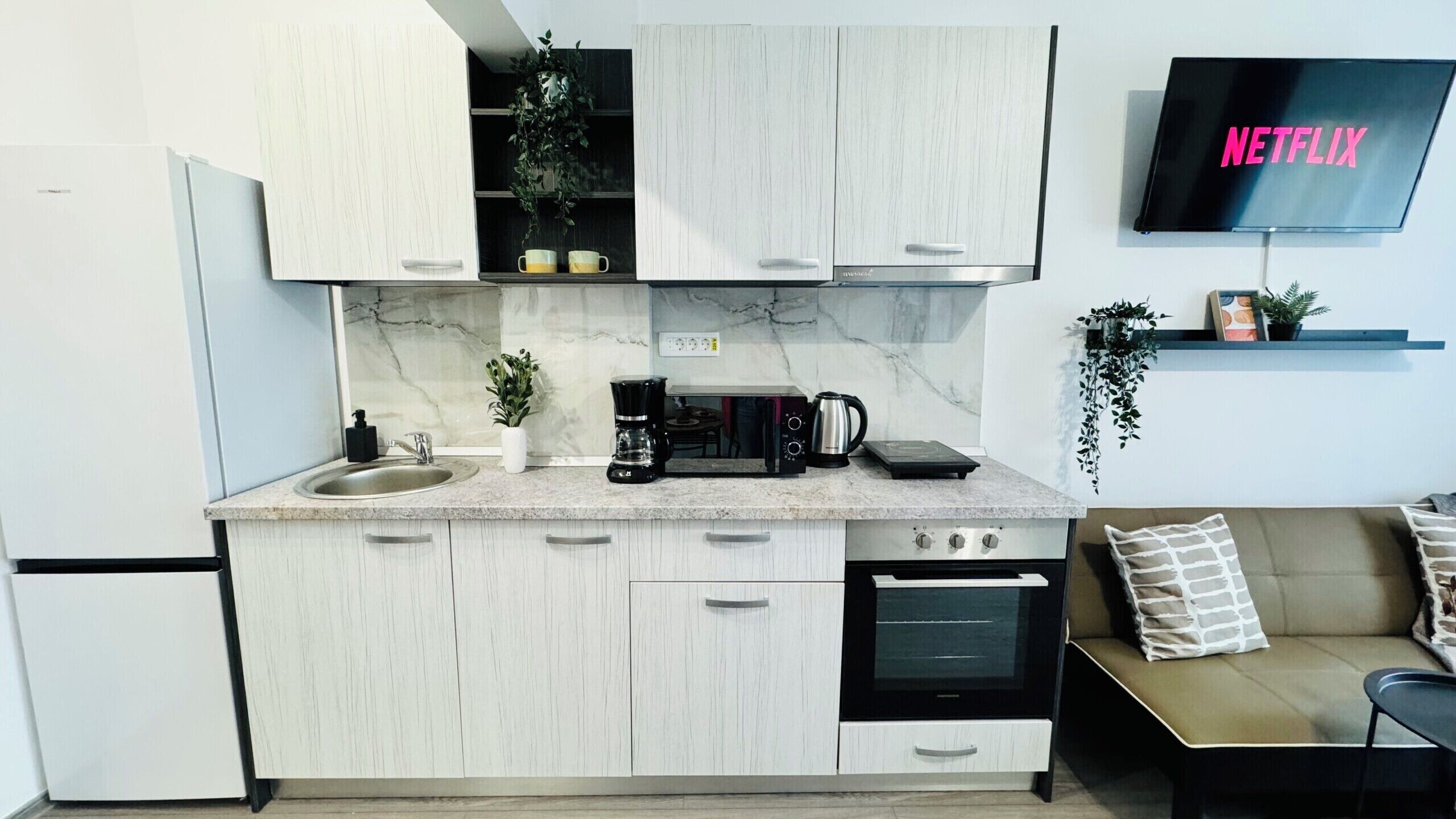 Comfort Studio, 1 Double Bed, Non Smoking | Private kitchen | Full-size fridge, microwave, oven, stovetop