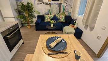 Frigorífico grande, microondas, horno y placa de cocina