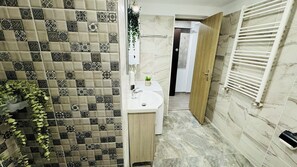 Apartamento conforto, 1 cama de casal e sofá-cama, para não fumantes | Banheiro | Chuveiro, produtos de toalete grátis, secador de cabelo 