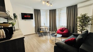 Apartamento conforto, 1 cama de casal e sofá-cama, para não fumantes | Área de estar | Smart TV 160 cm com canais digitais