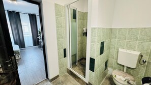 Estudio Confort, 1 cama doble, no fumadores | Baño | Ducha, artículos de higiene personal gratuitos y secador de pelo