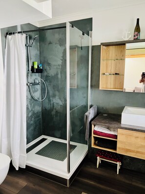 Shower, hair dryer, towels, soap - Vacation apartment with large garden on an old apple orchard, with lots of animals (Rauen)