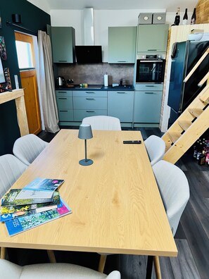 Dining - Vacation apartment with large garden on an old apple orchard, with lots of animals (Rauen)