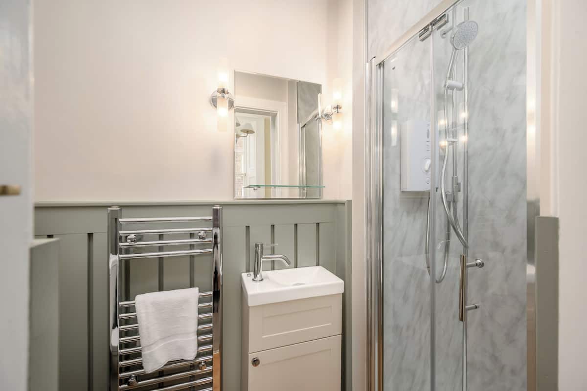Junior Studio Suite | Bathroom | Shower, hair dryer, towels, soap