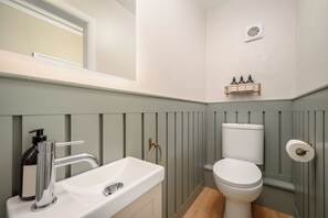 Superior Double Room | Bathroom | Shower, hair dryer, towels, soap - Gilmore Townhouse (Edinburgh)