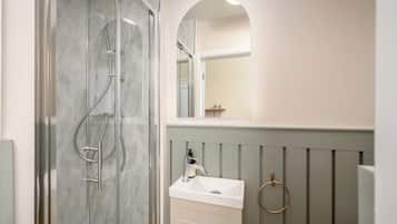 Superior Double Room | Bathroom | Shower, hair dryer, towels, soap
