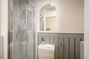 Superior Double Room | Bathroom | Shower, hair dryer, towels, soap - Gilmore Townhouse (Edinburgh)