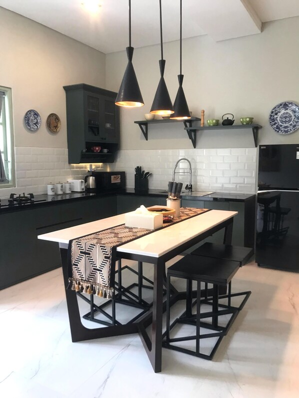 Dining - Private 3 Bedroom House with Full Kitchen and Living Room (Denpasar)