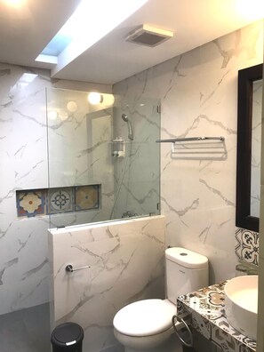 Bathroom - Private 3 Bedroom House with Full Kitchen and Living Room (Denpasar)