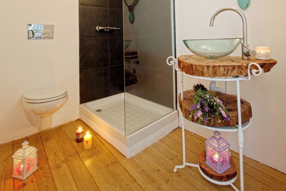 Deluxe Double Room, City View | Bathroom | Soap, shampoo, toilet paper