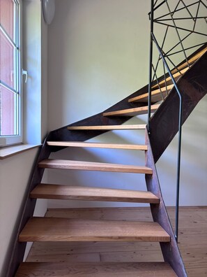 Eine moderne Treppe mit Holzdielen und Metallgeländern.