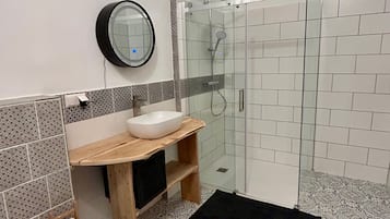 Dusche, Haartrockner, Handtücher