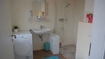 Dusche, Haartrockner, Handtücher