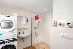 Douche, sèche-cheveux, serviettes fournies