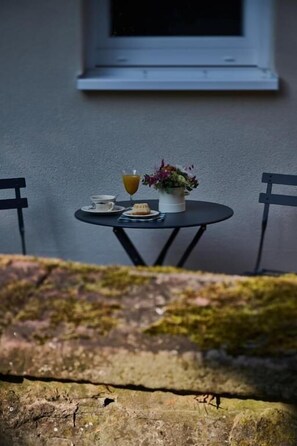 Double Room, Garden View | Outdoor dining - Le Clos de la Vieille Dame (SESSENHEIM)