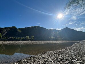 A riverbank with a clear sky and sunlight. - Danube Atelier – The Garden Apartment (Rossatz-Arnsdorf)