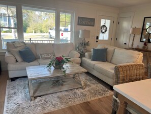 Living area - Pelican Cottage 2 King Suites, Golf Cart Available, Fire Pit & Beach Fun (Oak Island)
