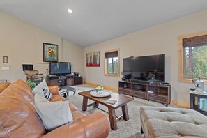 TV connectée, cheminée, table de tennis de table