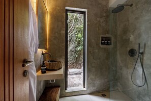 Villa exclusiva, 4 habitaciones, piscina privada | Baño | Albornoces, zapatillas y bidé