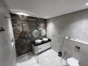 Serviettes fournies, papier de toilette