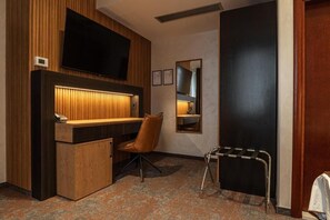 Deluxe Double Room, Balcony, City View | Interior