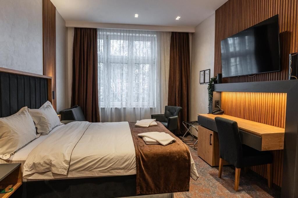 Minibar, arbetsyta för laptop, ljudisolering och gratis barnsängar
