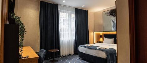 Habitación doble Deluxe, vista a la ciudad | Insonorización y wifi gratis