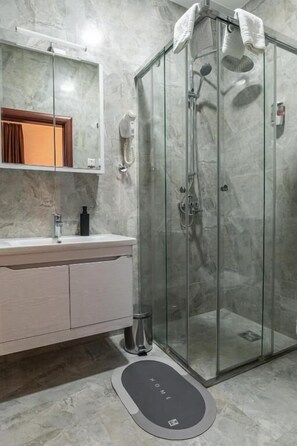 Deluxe Double Room, Balcony, City View | Bathroom