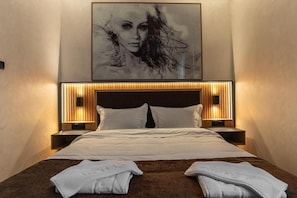 Kamar Double Deluks, balkon, pemandangan kota | Minibar, ruang kerja ramah laptop, dan kedap suara