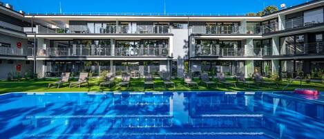 Piscina externa sazonal, espreguiçadeiras