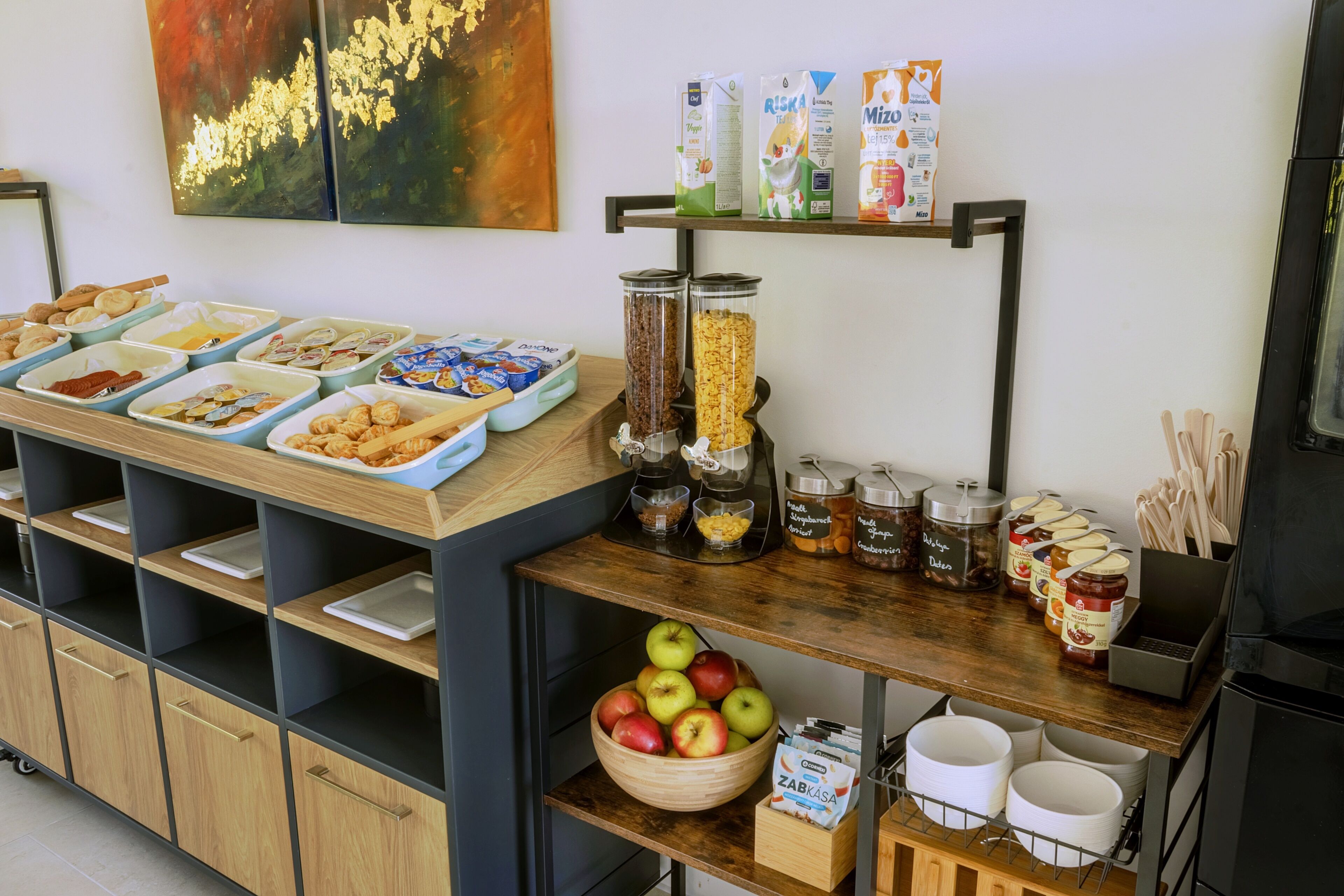 Ein reichhaltiges Buffet mit verschiedenen Speisen, darunter Obst, Müsli und Soßen.