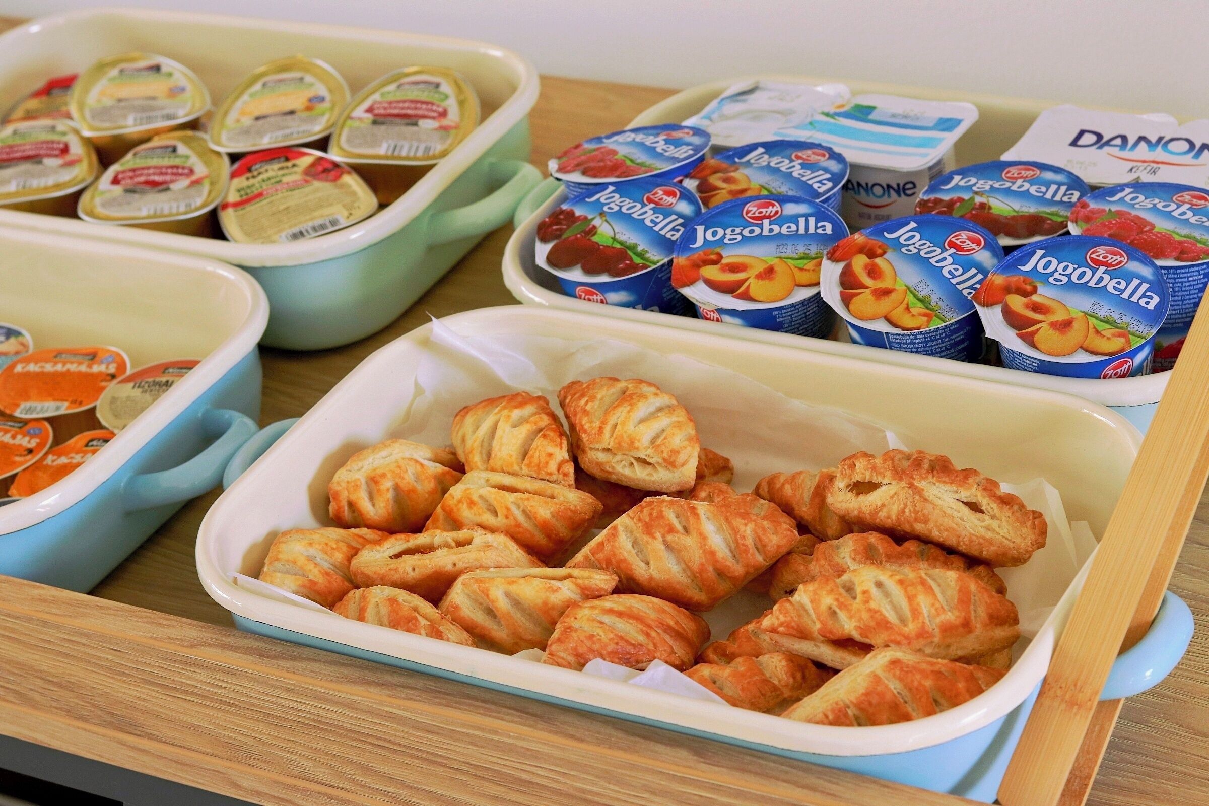 Diversos alimentos como doces e iogurte em embalagens.