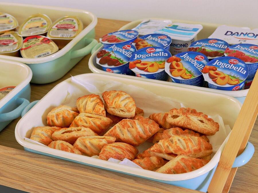 Diversos alimentos como doces e iogurte em embalagens.