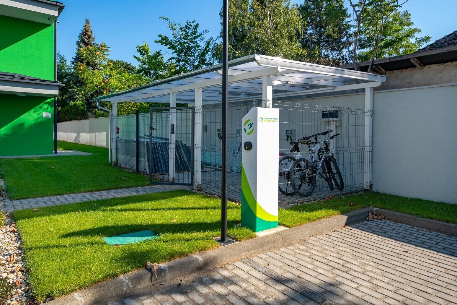 Un aparcamiento cubierto para bicicletas con un panel solar y un soporte para bicicletas.